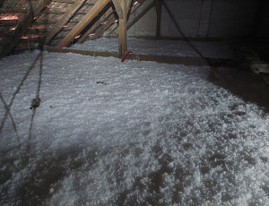 Zateplení stropu rodinného domu pomocí foukané izolace